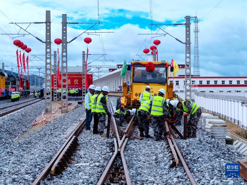 滇蔵鉄道の麗江-香格里拉区間の香格里拉駅でレールを敷設する施工担当者（9月19日撮影・張偉明）。