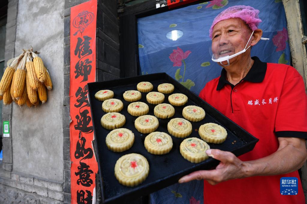 中秋節を控え、中国各地で月餅作りピークに