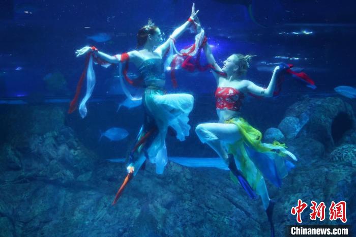 南京海底世界でパフォーマンス「飛天水舞」を初公開　江蘇省