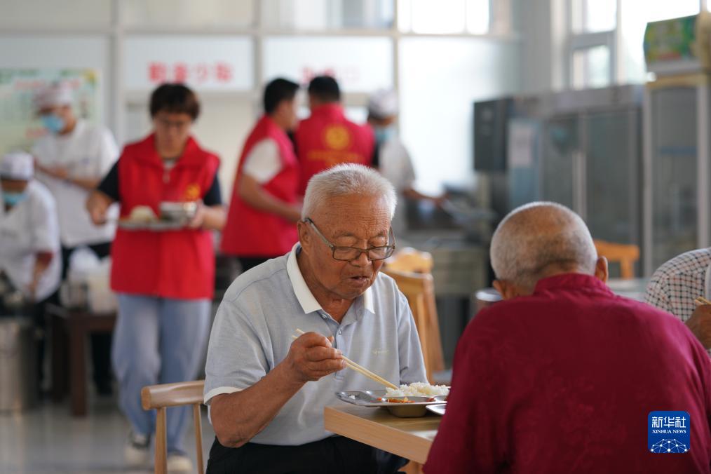 高齢者たちの食事問題を解決する「シニア食堂」　河北省南宮