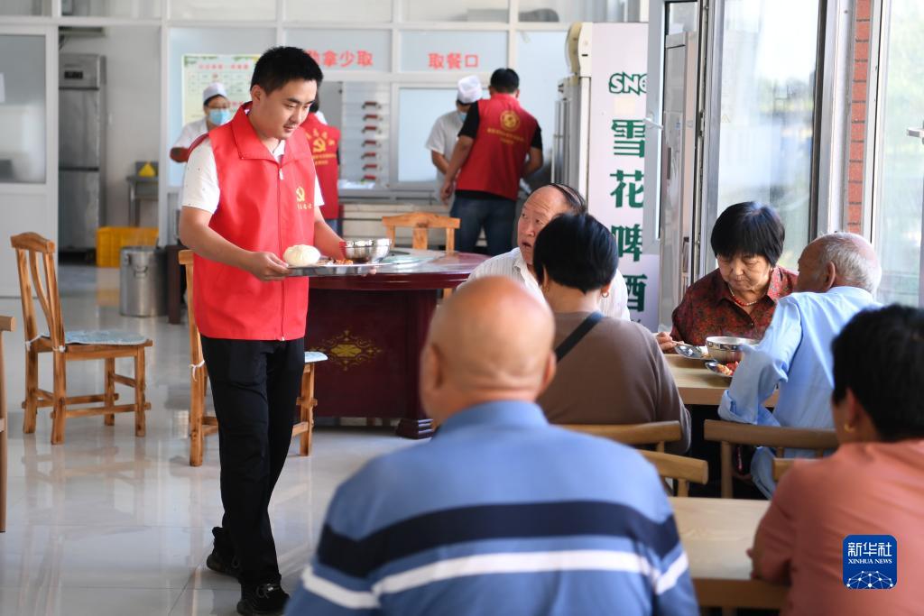 高齢者たちの食事問題を解決する「シニア食堂」　河北省南宮