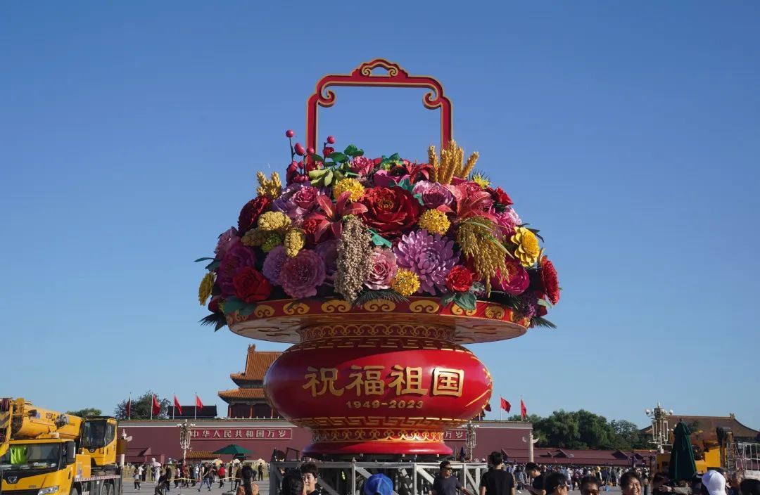 「祖国を祝福」する巨大な花かごが天安門広場に登場