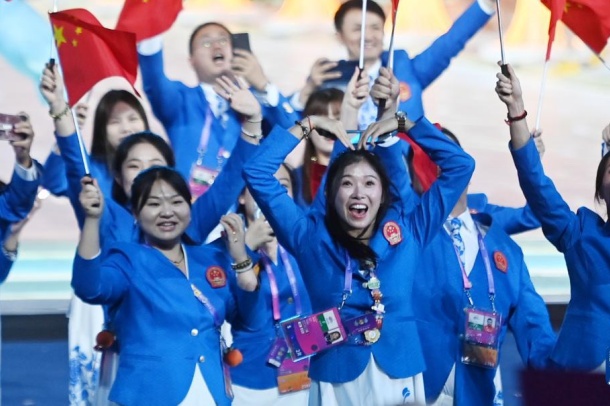 中国代表選手団の入場行進の様子　杭州アジア大会開会式