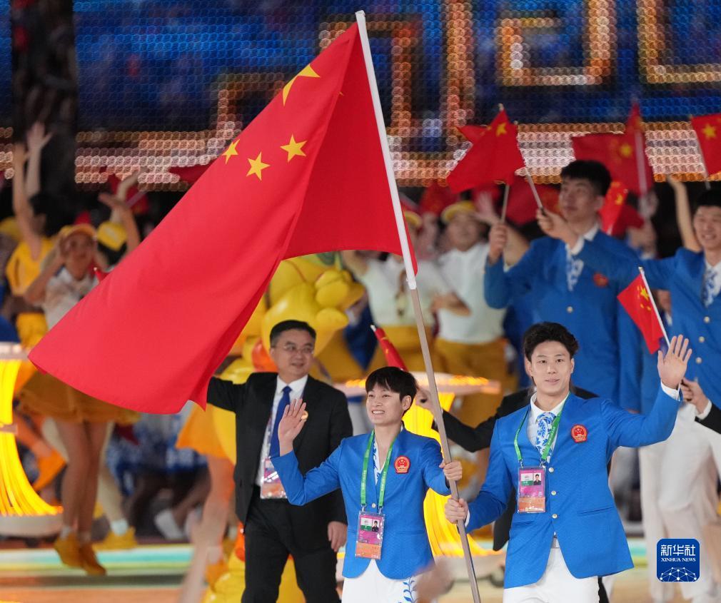 中国代表選手団の旗手を務める水泳の覃海洋選手（写真前列右側）とバスケットボールの楊力維選手（写真前列左側、撮影・杜宇）。