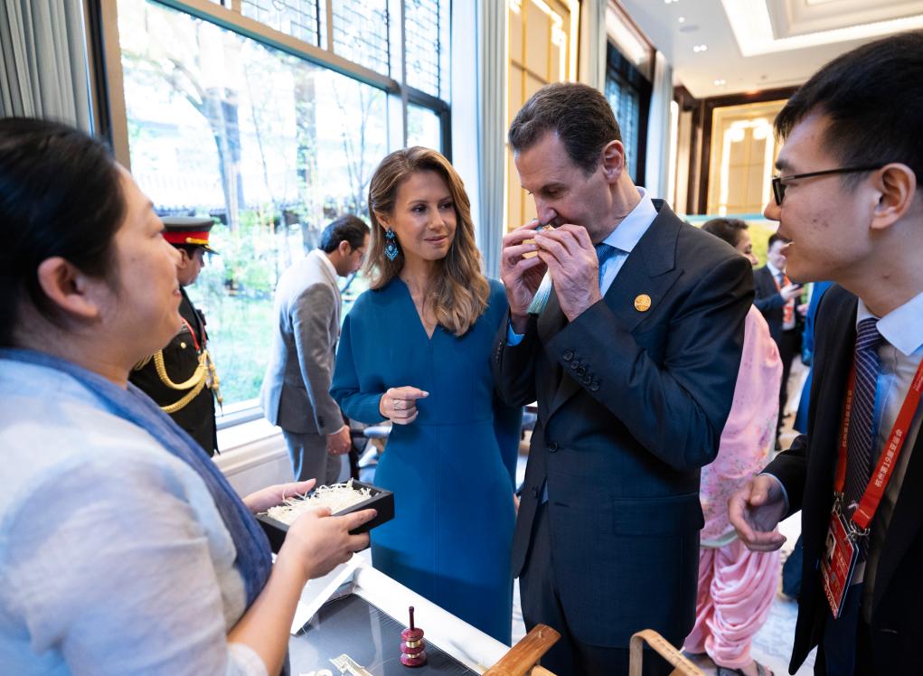 「杭繍」の展示を鑑賞するシリアのアサド大統領夫妻（撮影・黄敬文）