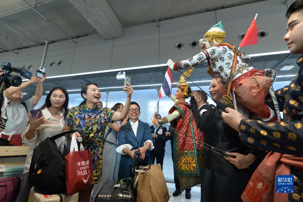 タイの中国人対象のビザ免除初日、首相自ら空港で中国人観光客を出迎え