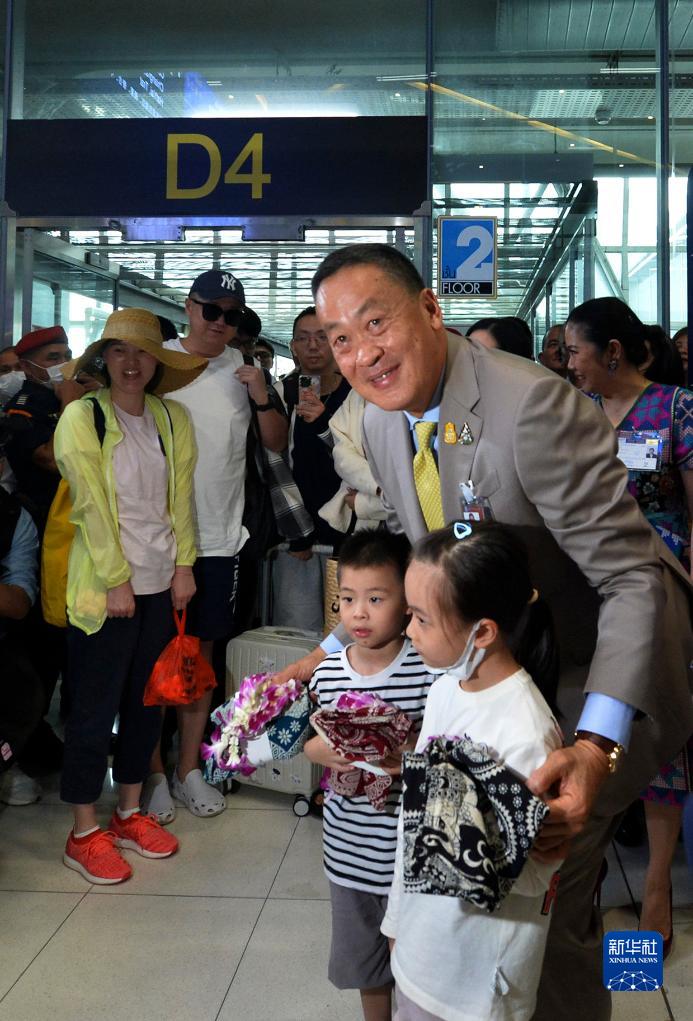 タイの中国人対象のビザ免除初日、首相自ら空港で中国人観光客を出迎え