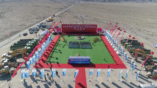 25日にドローンで撮影された、新疆若羌揚水発電所プロジェクトの着工式現場（画像提供は新華若羌揚水発電有限公司）。