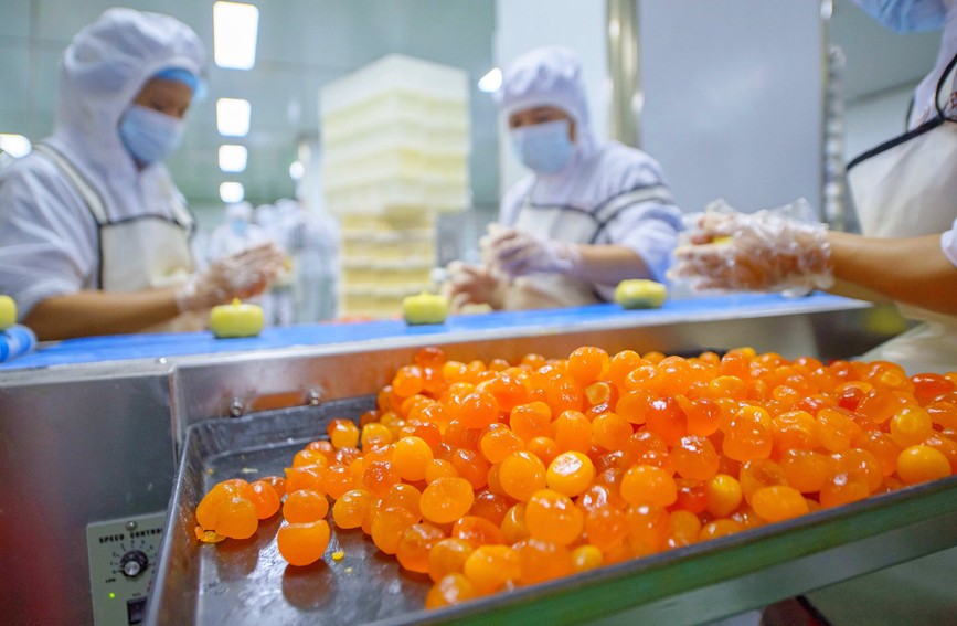 月餅生産がピーク迎え、香ばしい香りに包まれた生産現場　広西