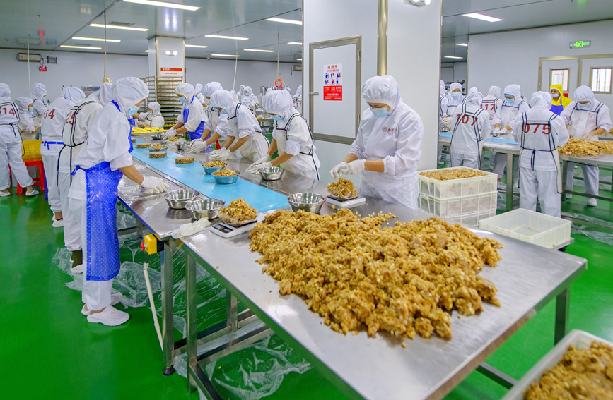 月餅生産がピーク迎え、香ばしい香りに包まれた生産現場　広西