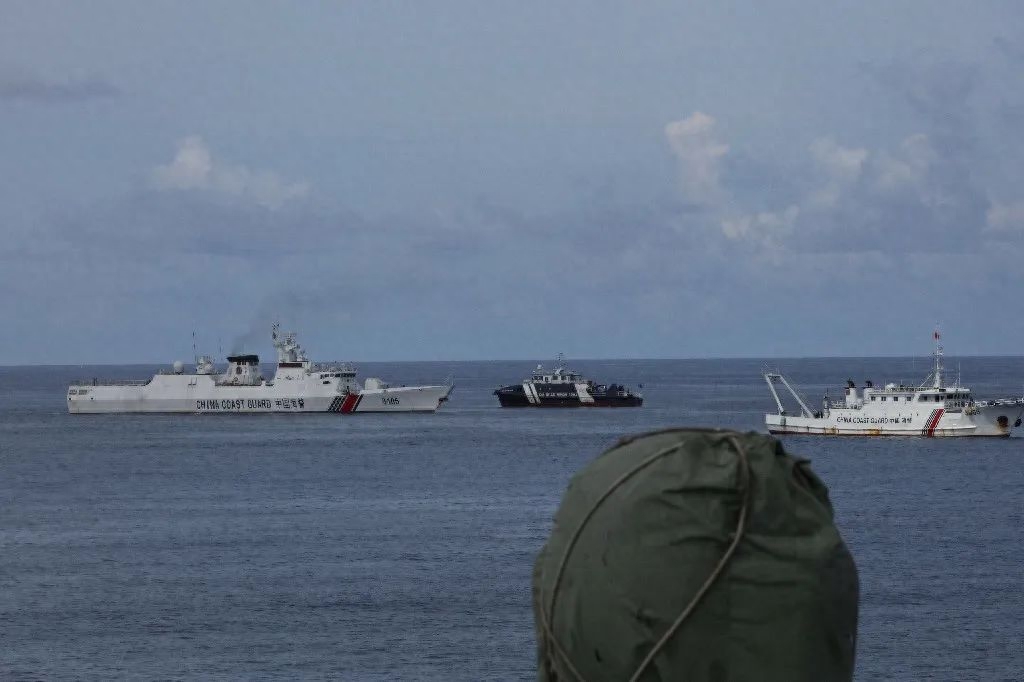 黄岩島のラグーンに不法侵入するフィリピン公船を遮る中国海警局の船舶。