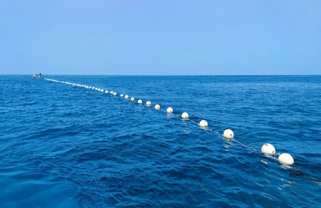 黄岩島のラグーンへのフィリピン公船の侵入時、中国海警局は一時的に阻止網を設置。