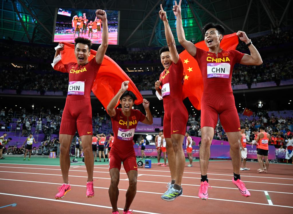 10月3日、中国の（右から左へ向かって）陳冠鋒、謝震業、陳佳鵬、厳海浜がメダルを奪還して歓喜の声を上げた。