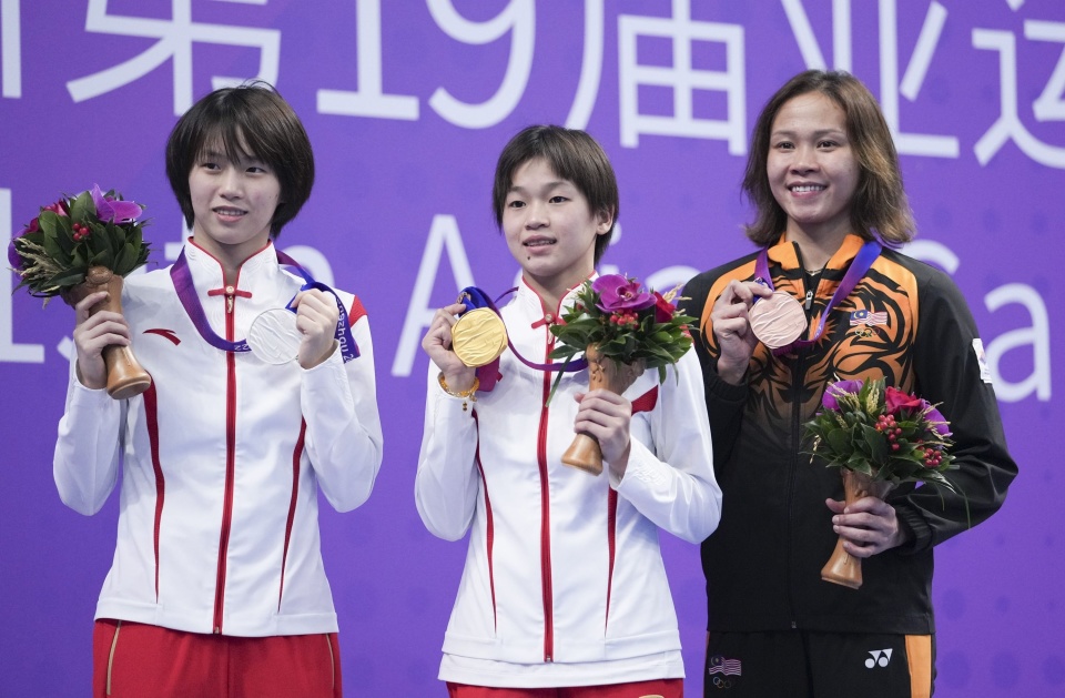 10月3日、金メダルを獲得した中国の全紅嬋選手（中央）、銀メダルの中国の陳芋汐選手（左）、銅メダルのマレーシアのパンデレラ・パム選手の表彰式での様子。（撮影・薛宇舸）