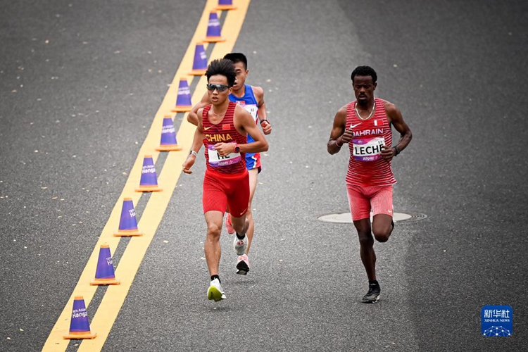 男子マラソンで中国の何傑選手が優勝　杭州アジア大会