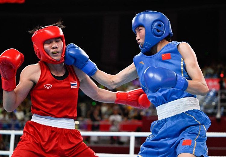 ボクシング女子66キロ級でタイのSUWANNAPHENG Janjaem選手と対戦した中国の楊柳選手（写真右、10月5日撮影・顔麟蘊）。