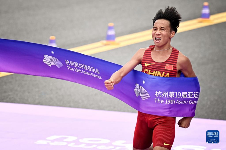 男子マラソンで中国の何傑選手が優勝　杭州アジア大会