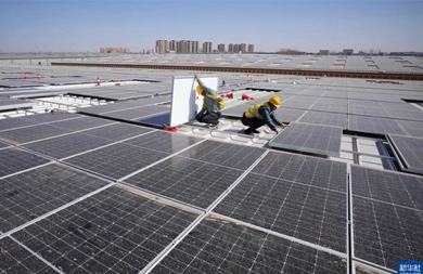 工場の屋上に太陽光発電パネルを設置し、低炭素発展をサポート