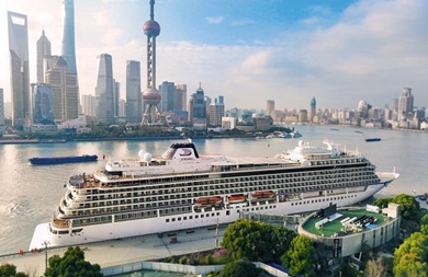 中国船籍の豪華クルーズ船が日本に向かって上海から出航