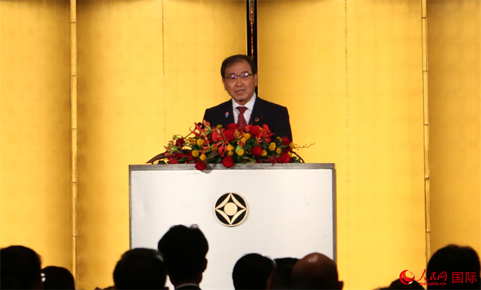 レセプションで挨拶する日本経済団体連合会の十倉雅和会長（撮影・許可）。