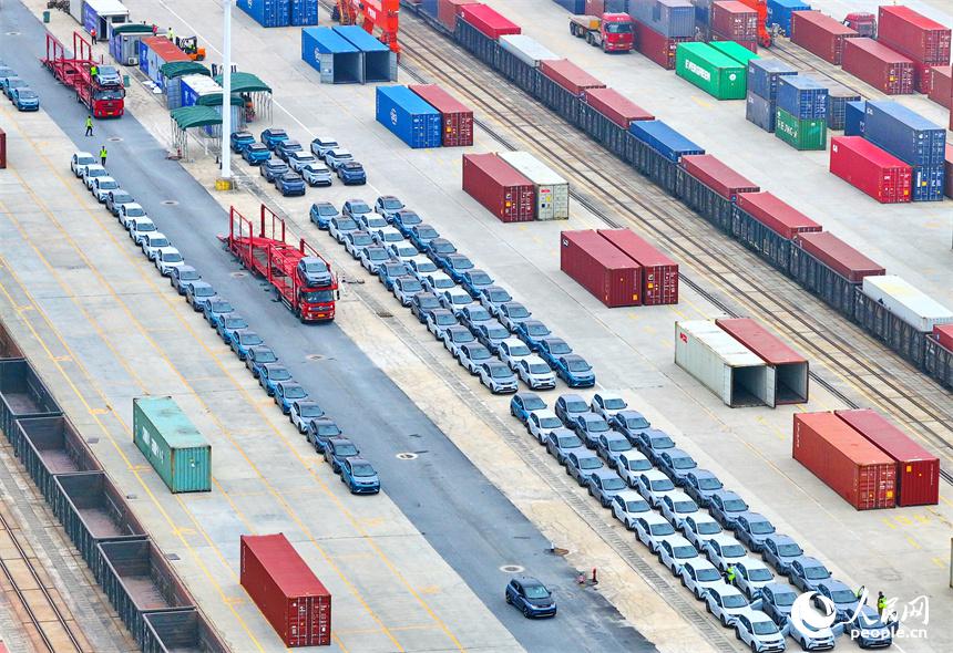 輸出用新エネ車の出荷に追われる贛州国際陸港貨運場　江西省