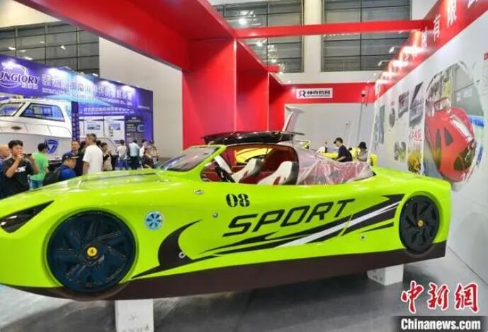 注目された博覧会のスポーツカー風のレジャーボート。撮影・張斌