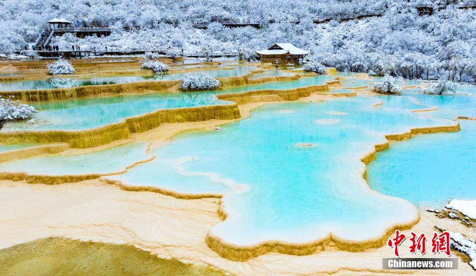 雪化粧を施された美しい黄竜景勝地　四川省