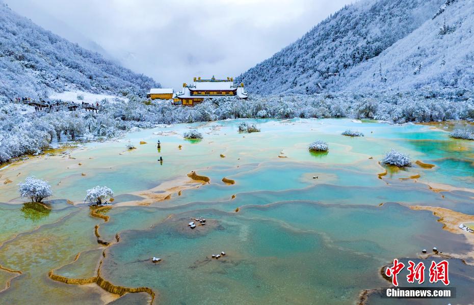 雪化粧を施された美しい黄竜景勝地　四川省