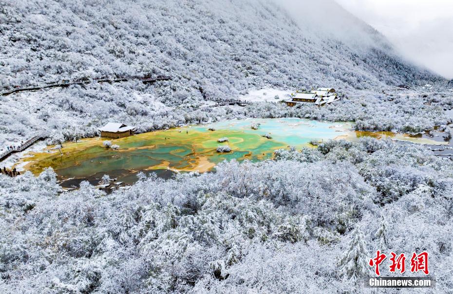 雪化粧を施された美しい黄竜景勝地　四川省