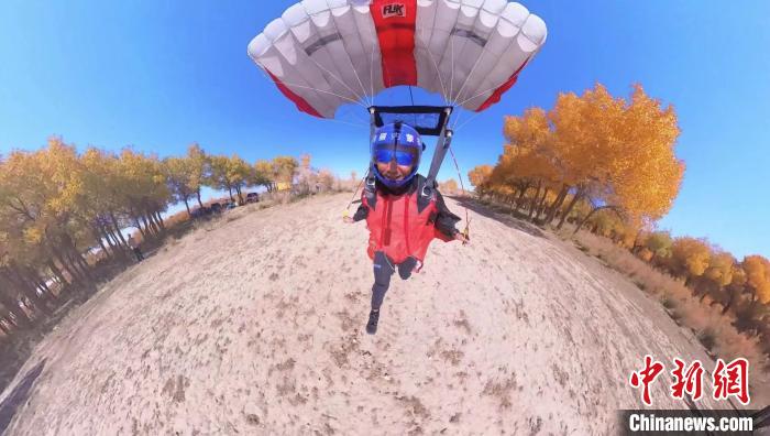 コトカケヤナギ林の上空をウイングスーツで飛ぶ！　内蒙古