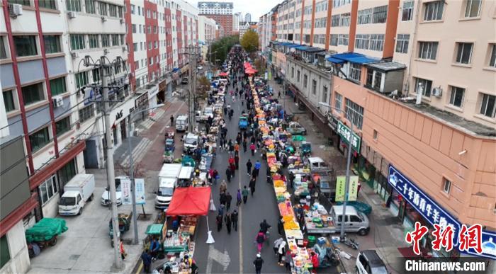 上空から撮影した黒河市の朝市（撮影・孫旭）。