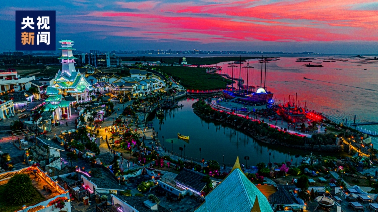 夕焼けと街のネオンが「競演」する合浦県海外シルクロード首港景勝地。