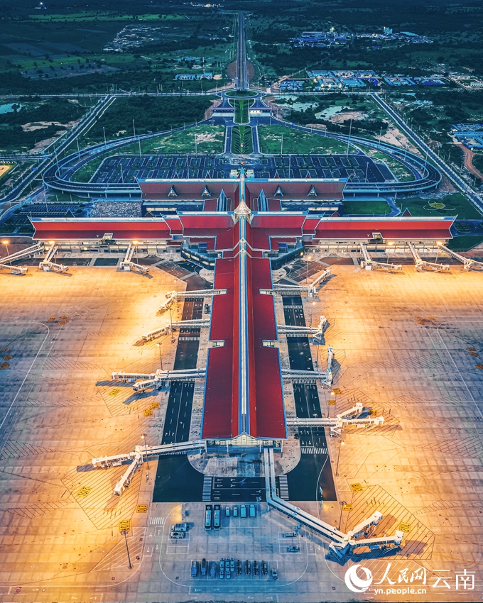 夕闇に包まれたシェムリアップ・アンコール国際空港の航空写真。（撮影・劉旭凱）