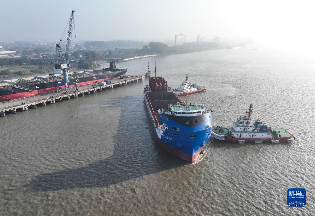 中遠海運の1万トン級電動コンテナ船が長江で試験航行