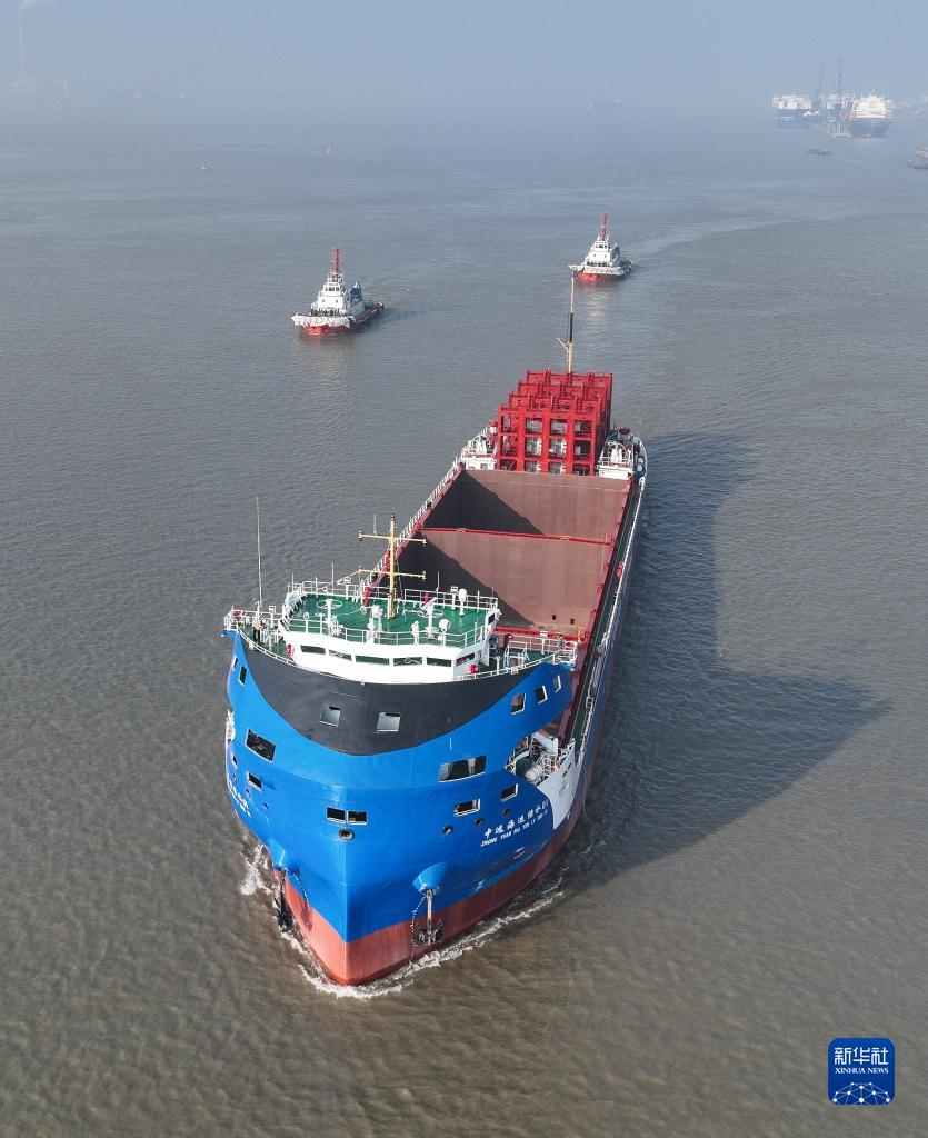 中遠海運の1万トン級電動コンテナ船が長江で試験航行