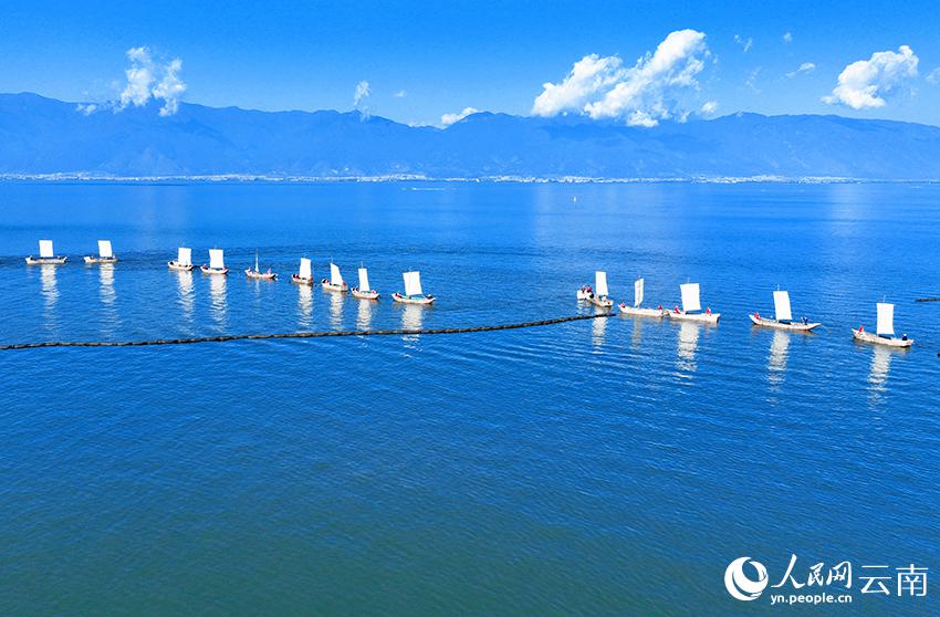 洱海生態規制がスタート、秩序に基づき漁に出る船　雲南省大理
