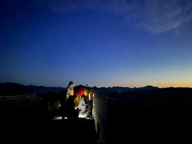 写真家愛好家と共に日の出を撮影するために夜明け前に万里の長城に登った花楼溝村の村民（撮影・智春麗）。