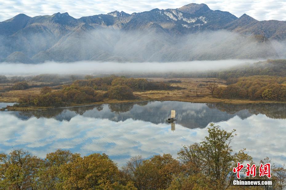 霧に包まれ、秋色に輝く山々　湖北省神農架