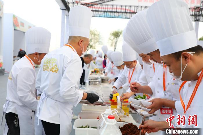 重慶市で開催された火鍋大会で、食材や調味料を選んで腕を競い合う出場者（10月29日撮影・梁欽卿）