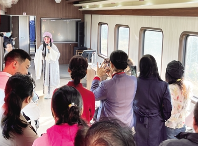 陝西省は10月29日、無形文化遺産に指定されている伝統劇・秦腔の文化をテーマにした特別観光列車を初運行した。画像は列車内で秦腔の一場面を披露する秦腔役者。撮影・張毅偉