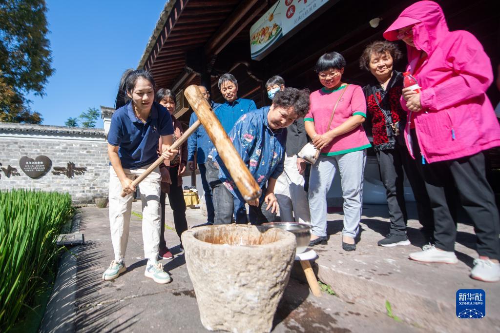 慈城古県城景勝地で餅作り体験に参加した観光客（11月1日撮影・江漢）。