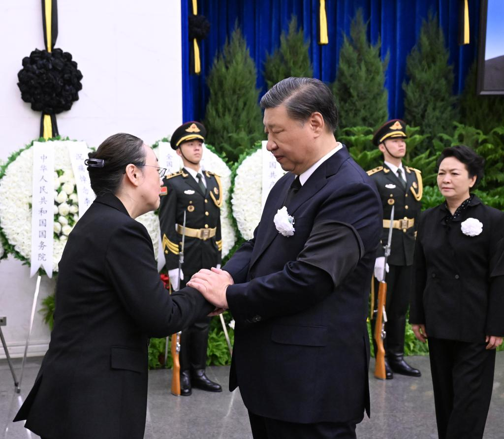 ２日、李克強氏の遺族と握手し、慰問する習近平氏（中央）。（北京＝新華社記者／謝環馳）