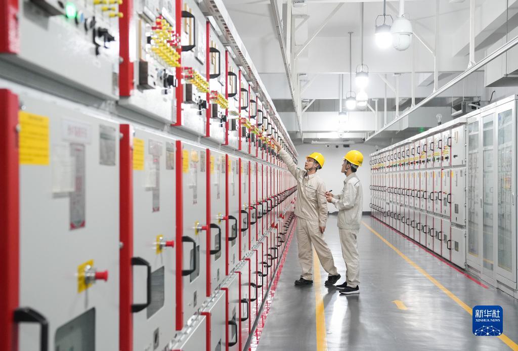 11月4日、国家電網上海青浦供電公司の変電所内を確認する職員（撮影・丁汀 ）。