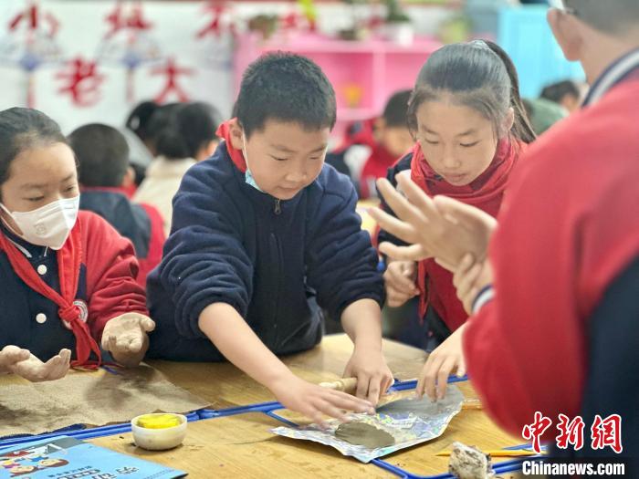 「本物そっくり！」小学生が公開授業で粘土細工の「料理」づくり　青海省西寧市