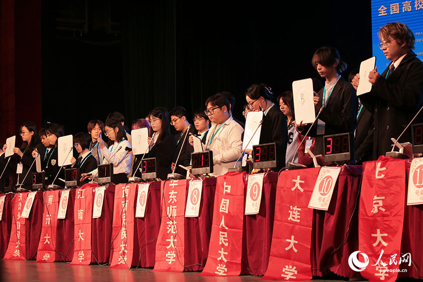 「笹川杯全国大学日本知識大会2023」決勝団体戦の様子（撮影・張麗婭）。