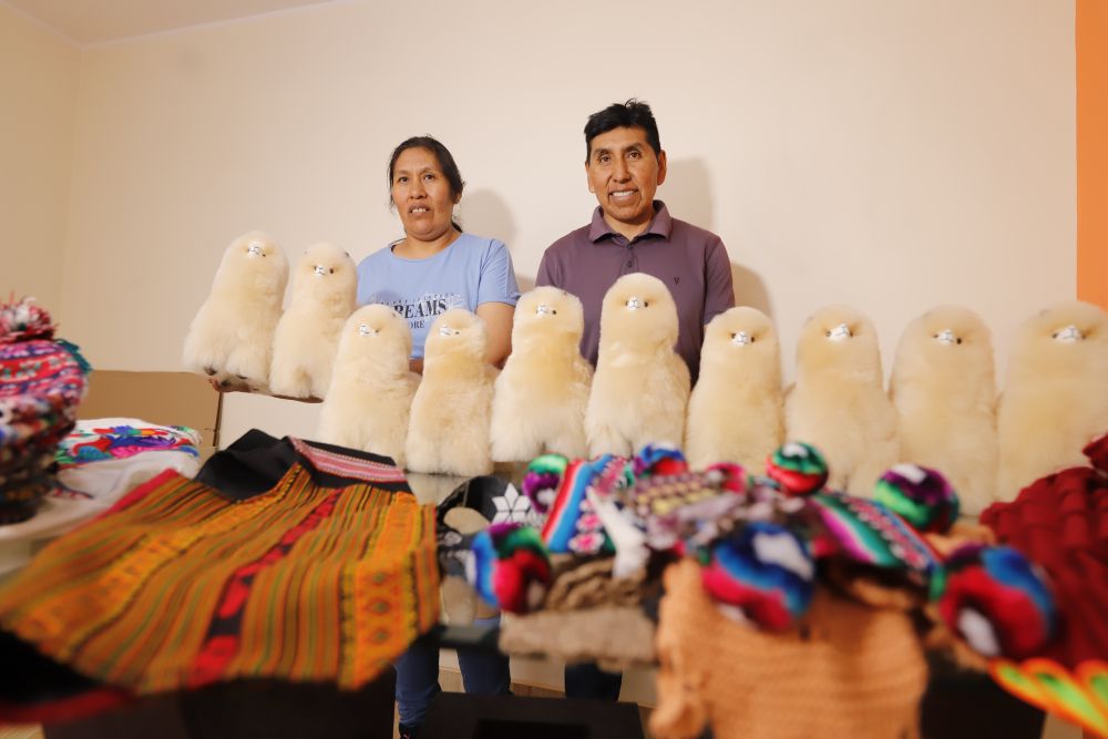 ペルーの工房で工芸品を並べるママニさんと妻のグロリアさん（10月27日撮影）。