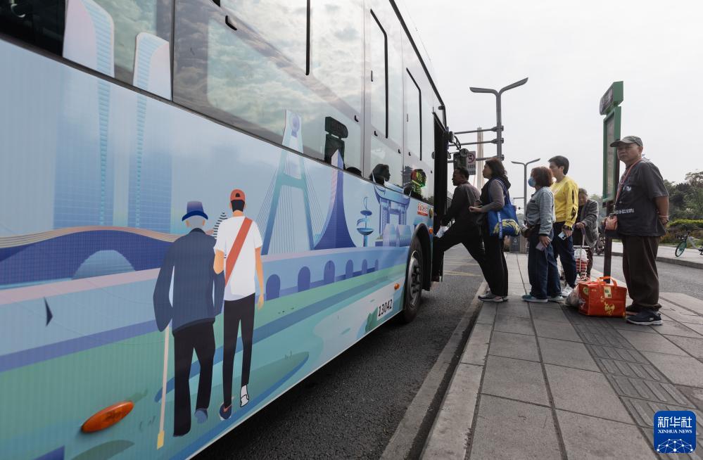「高齢者に優しいバス」6路線が開通　四川省成都