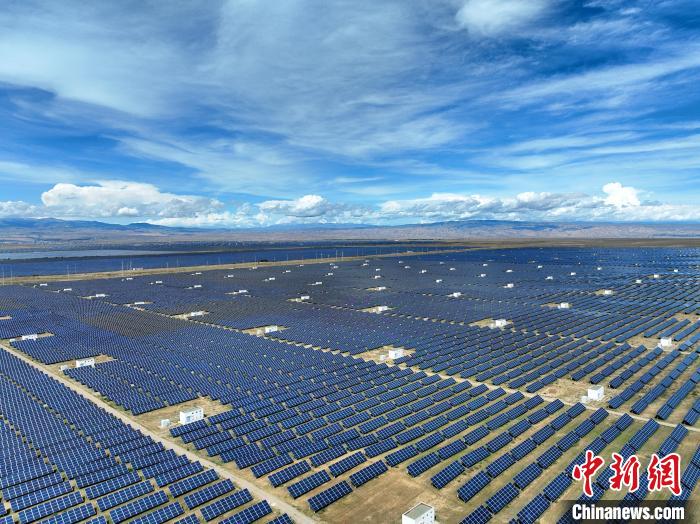 2022年7月に空撮された（ドローンで撮影）青海省海南蔵（チベット）族自治州1000万kW級生態太陽光発電パーク。撮影・祁増蓓