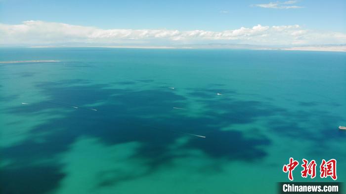 資料画像 2022年の夏に空撮された青海湖。撮影・李江寧