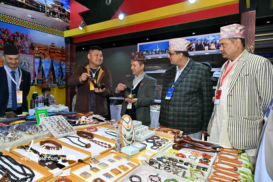 2023中国義烏輸入商品博覧会のネパール展示ブースで、地元の伝統工芸品を展示するネパールの業者（撮影・呂斌/写真著作権は人民図片が所有のため転載禁止）。